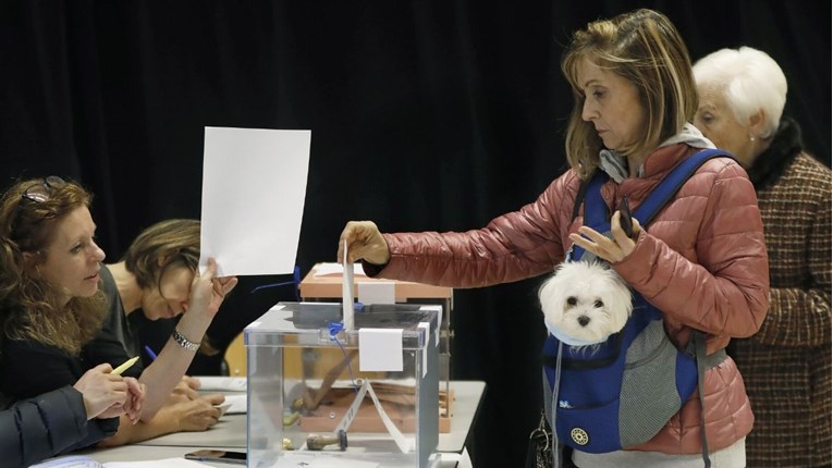 Slabiji odaziv na španjolskim izborima: "Češće glasamo nego što se seksamo"